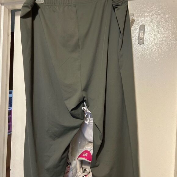 NWOT Olive Green Capris - Picture 8 of 11